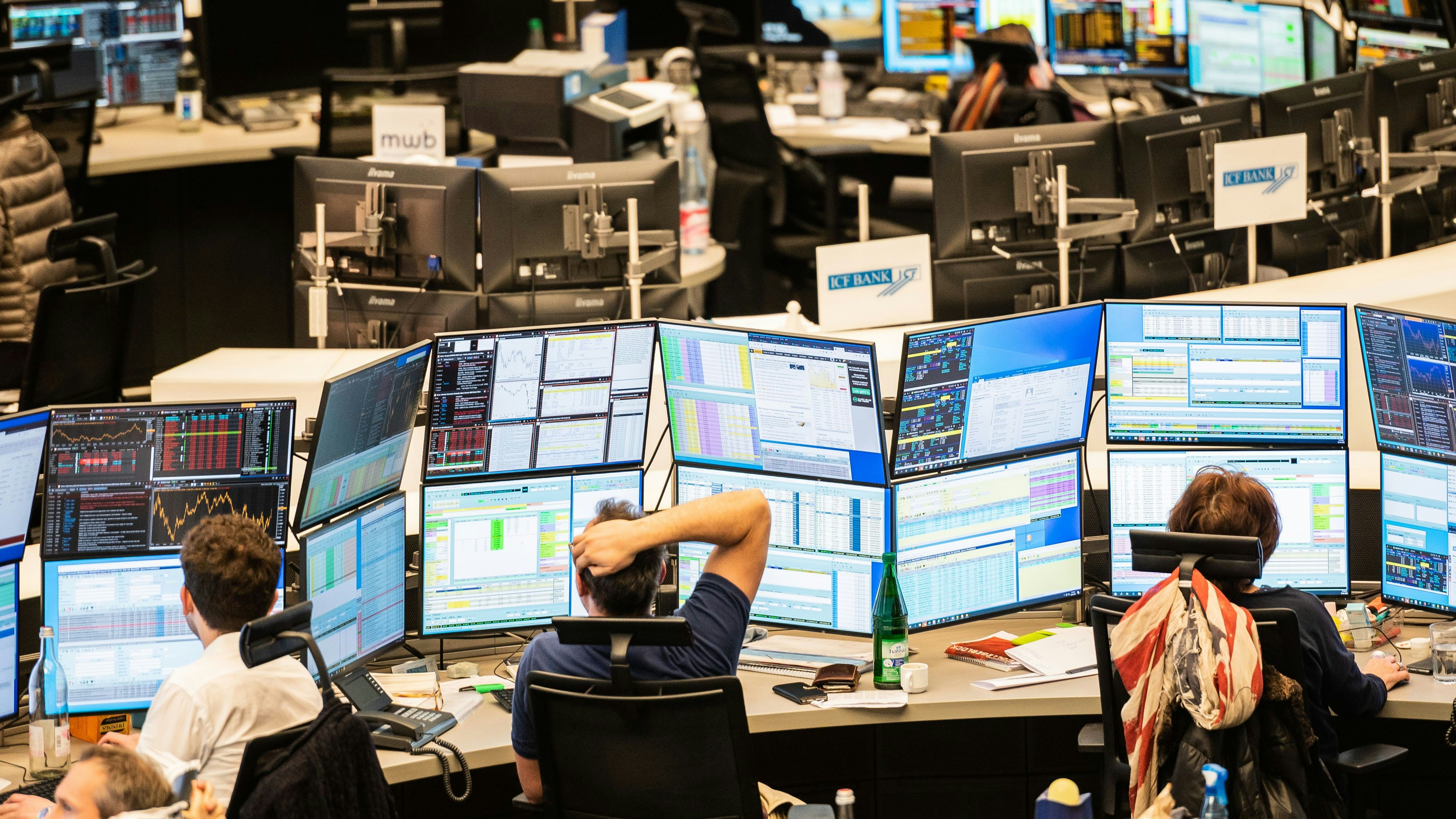 Download von www.picturedesk.com am 26.11.2021 (12:06).  28 February 2020, Hessen, Frankfurt/Main: Stock traders sit on the trading floor at their workplaces. Germany's leading index, the DAX, is on the decline. The slide in the share price due to concerns about a coronavirus pandemic reached a temporary peak on Friday with a Dax loss of at times more than 5 percent. However, the German leading index recovered somewhat in late trading, closing down 3.86 percent at 11 890.35 points. With a slide of ultimately 12.44 percent since last Friday, investors nevertheless experienced the blackest week since the stock market crash in August 2011. Photo: Andreas Arnold/dpa - 20200228_PD9195 - Rechteinfo: Rights Managed (RM)
