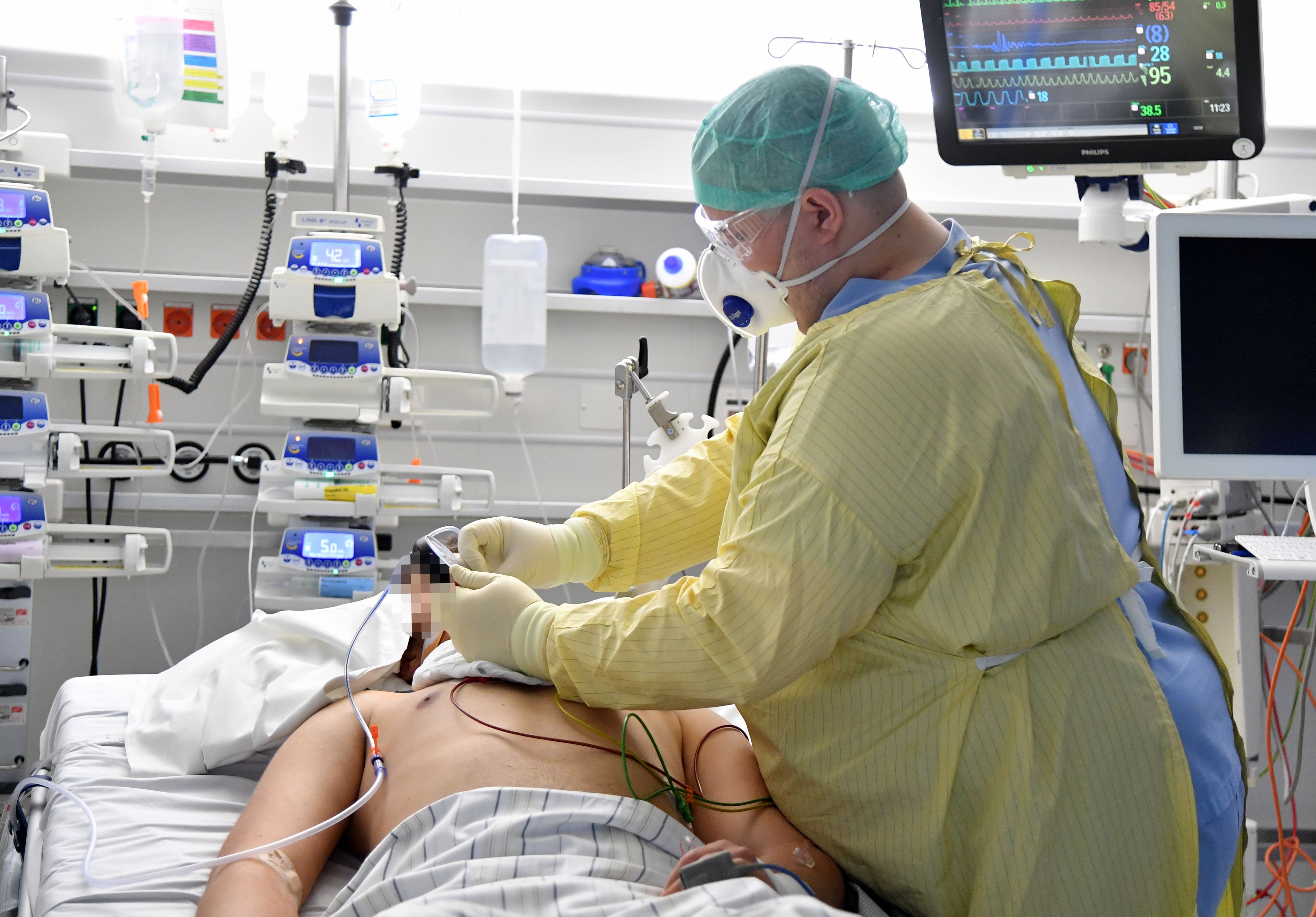 Die Intensivstationen werden immer voller. Im Bild: Ein ICU-Pfelger im Salzburger Landesklinikum, aufgenommen am 17. November 2021.