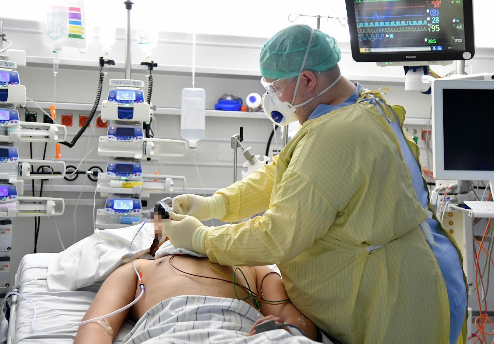 Die Intensivstationen behandeln nach wie vor Covid-19-Patienten. Im Bild: Ein ICU-Pfleger im Salzburger Landesklinikum, aufgenommen am 17. November 2021.