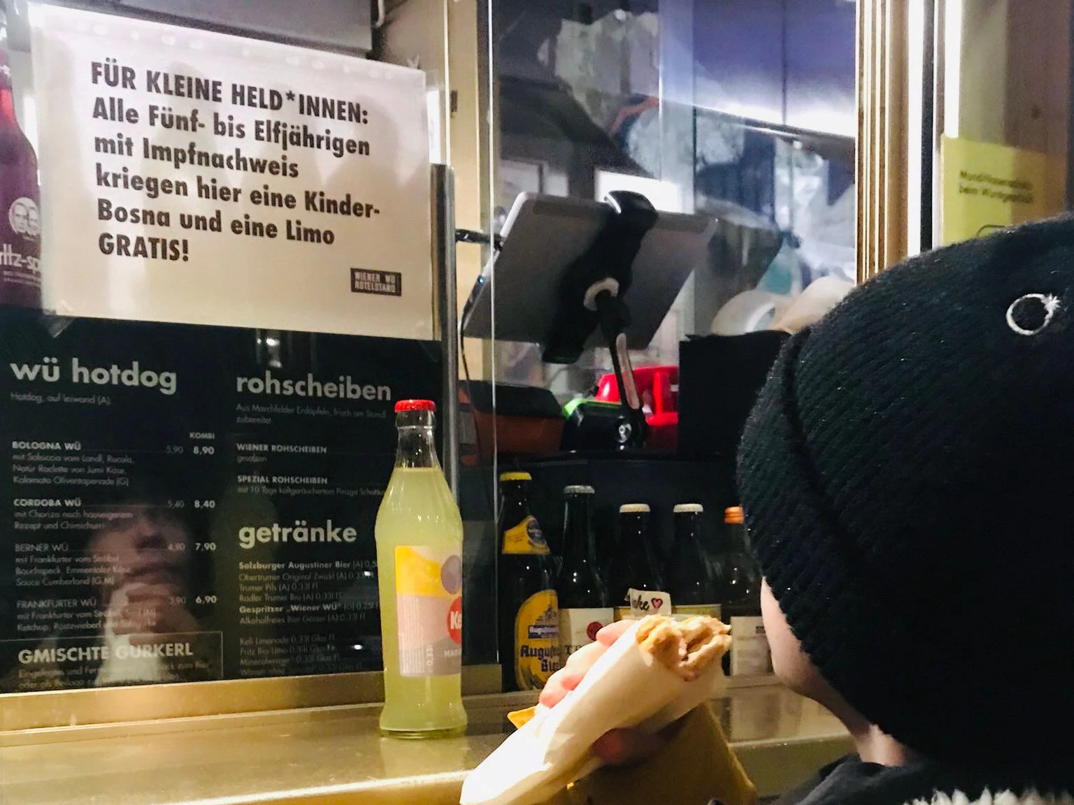 Alle Fünf- bis Elfjährigen mit Impfnachweis kriegen kostenlos eine Kinderbosna und eine Limo als kleine Belohnung.