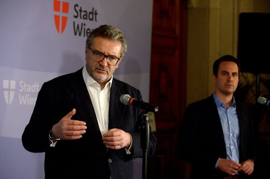 Gesundheitsstadtrat Peter Hacker (SPÖ, li.) und Vizebürgermeister Christoph Wiederkehr (Neos, re.) begrüßen die Impfaktion in den Hallenbädern. 