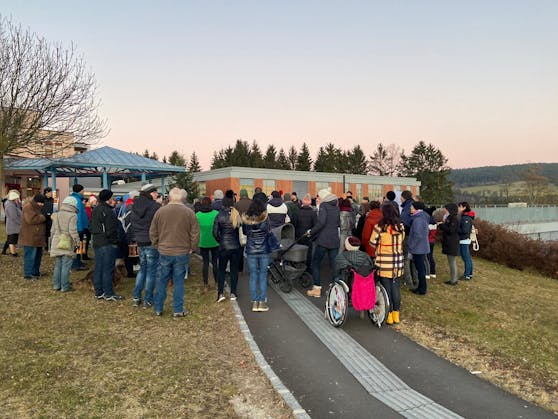 Eine Impfgegner-Demos vor einem Krankenhaus in Oberösterreich