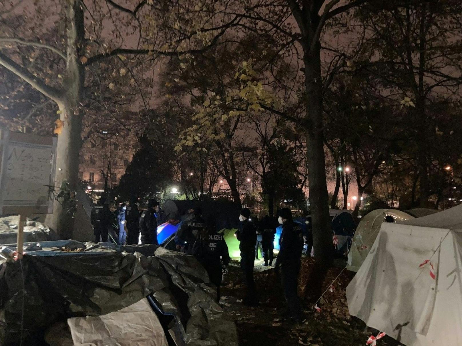 Die Wiener Polizei hat das Protestcamp beim Stadtpark aufgelöst.