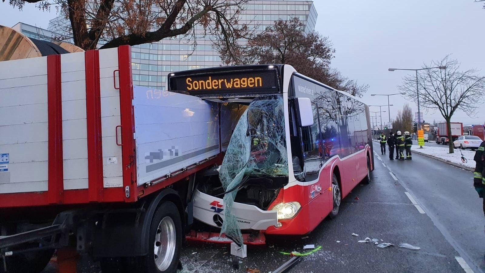 Bei einem Crash in Floridsdorf wurden drei Personen verletzt.