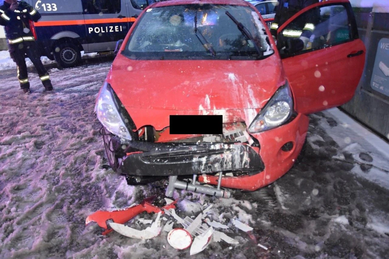 Die Beifahrerin wurde durch den Unfall verletzt.