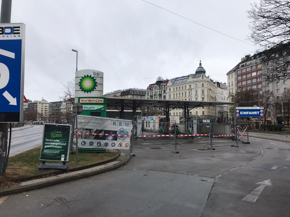 Die Tankstelle am Schwedenplatz war für viele ein Party-Hotspot. Jetzt ist sie wegen einem Corona-Fall gesperrt.