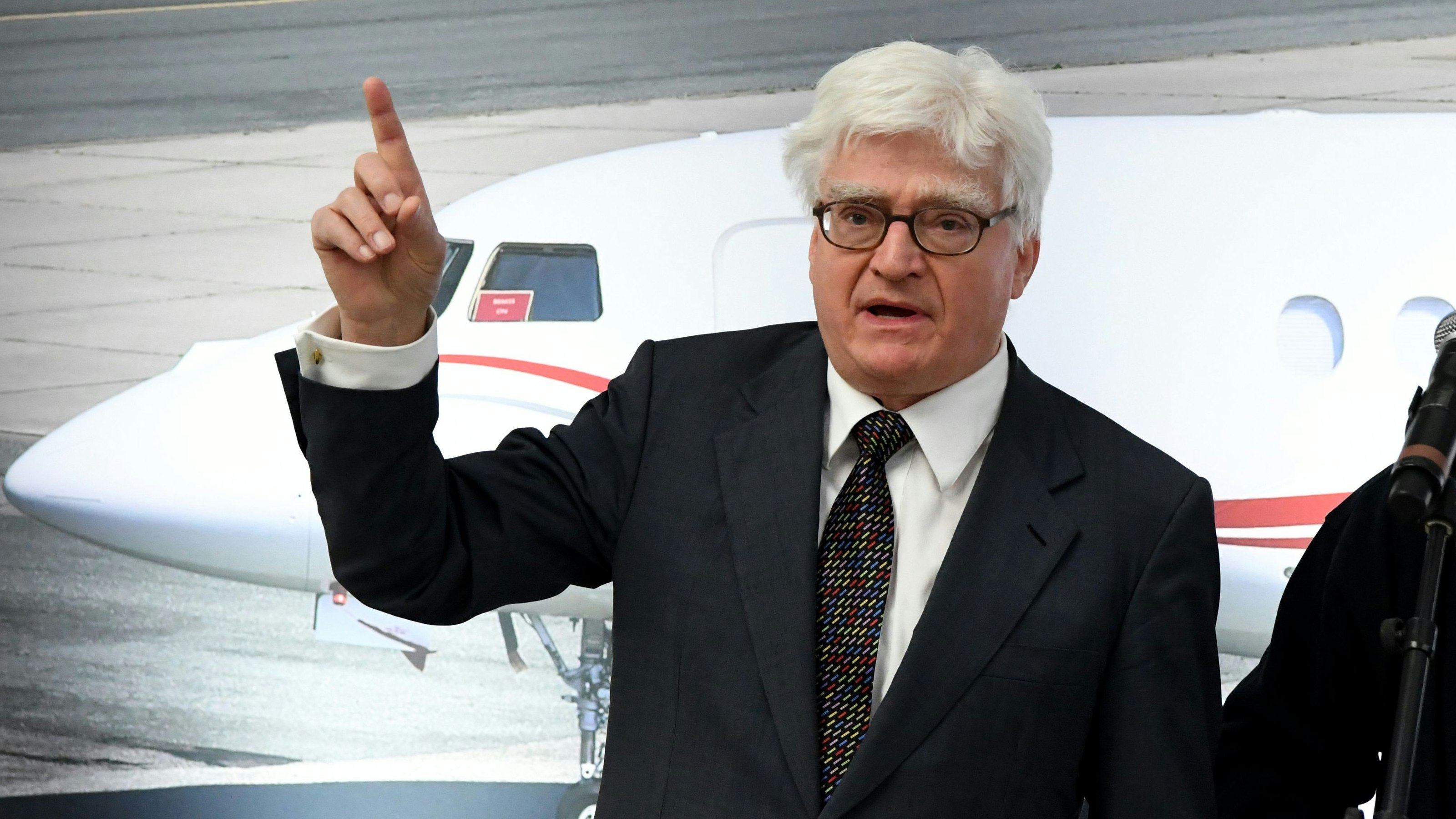 Der Eigentümer des Flughafens Lübeck, Winfried Stöcker, hat im Selbstversuch an einem eigenen Corona-Impfstoff geforscht.