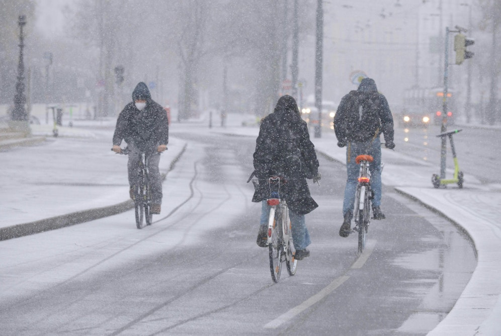 Die Kälte aus Nordeuropa und ein feuchtes Adriatief haben am Freitag, 26. November 2021, in weiten Teilen Österreichs für den ersten Schneefall im Herbst gesorgt.