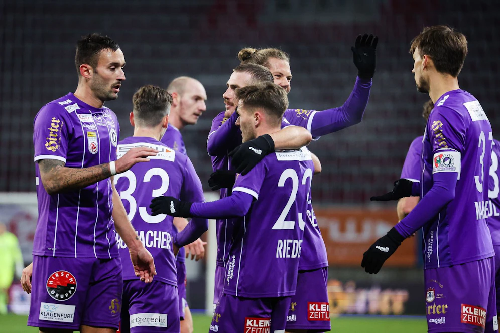 Klagenfurt fügt Salzburg die erste Niederlage zu. 