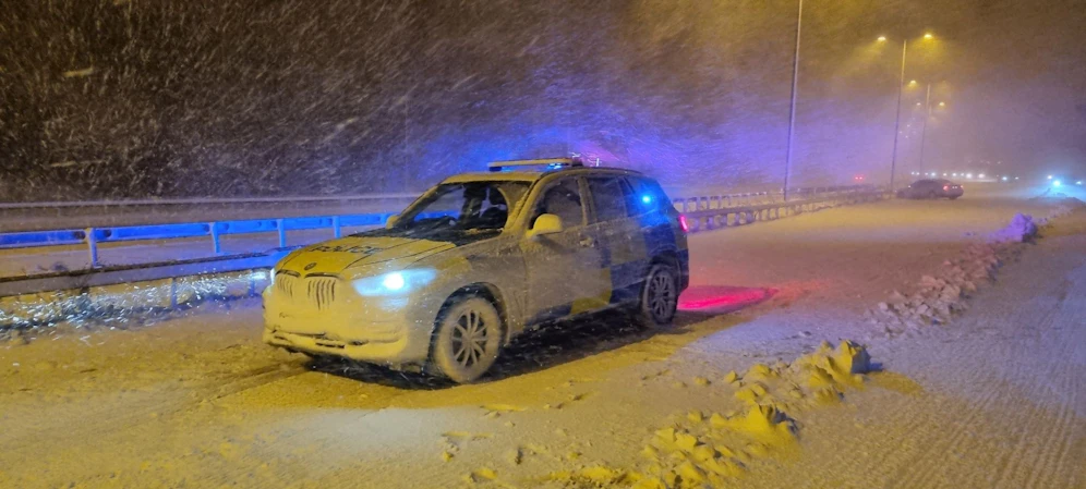 In Großbritannien haben Schneefälle zu großem Verkehrschaos geführt.
