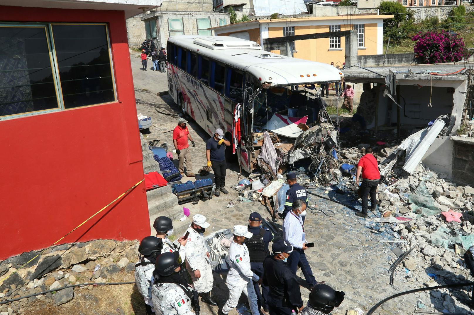 Weil anscheinend die Bremsen versagt hatten, ist ein Bus in Mexiko gegen eine Hauswand gekracht.