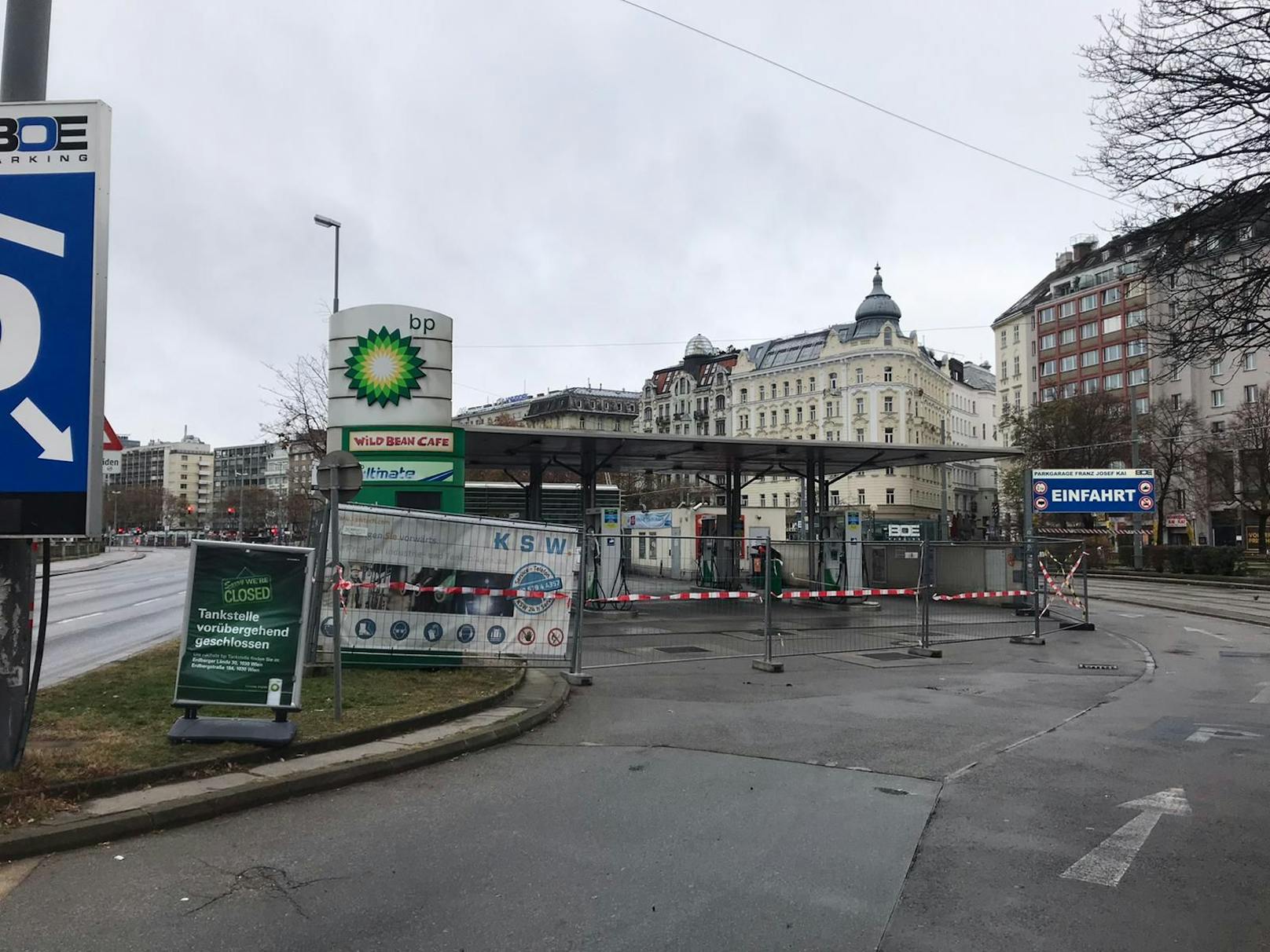 Die Tankstelle am Wiener Schwedenplatz muss wegen einem Corona-Fall schließen.