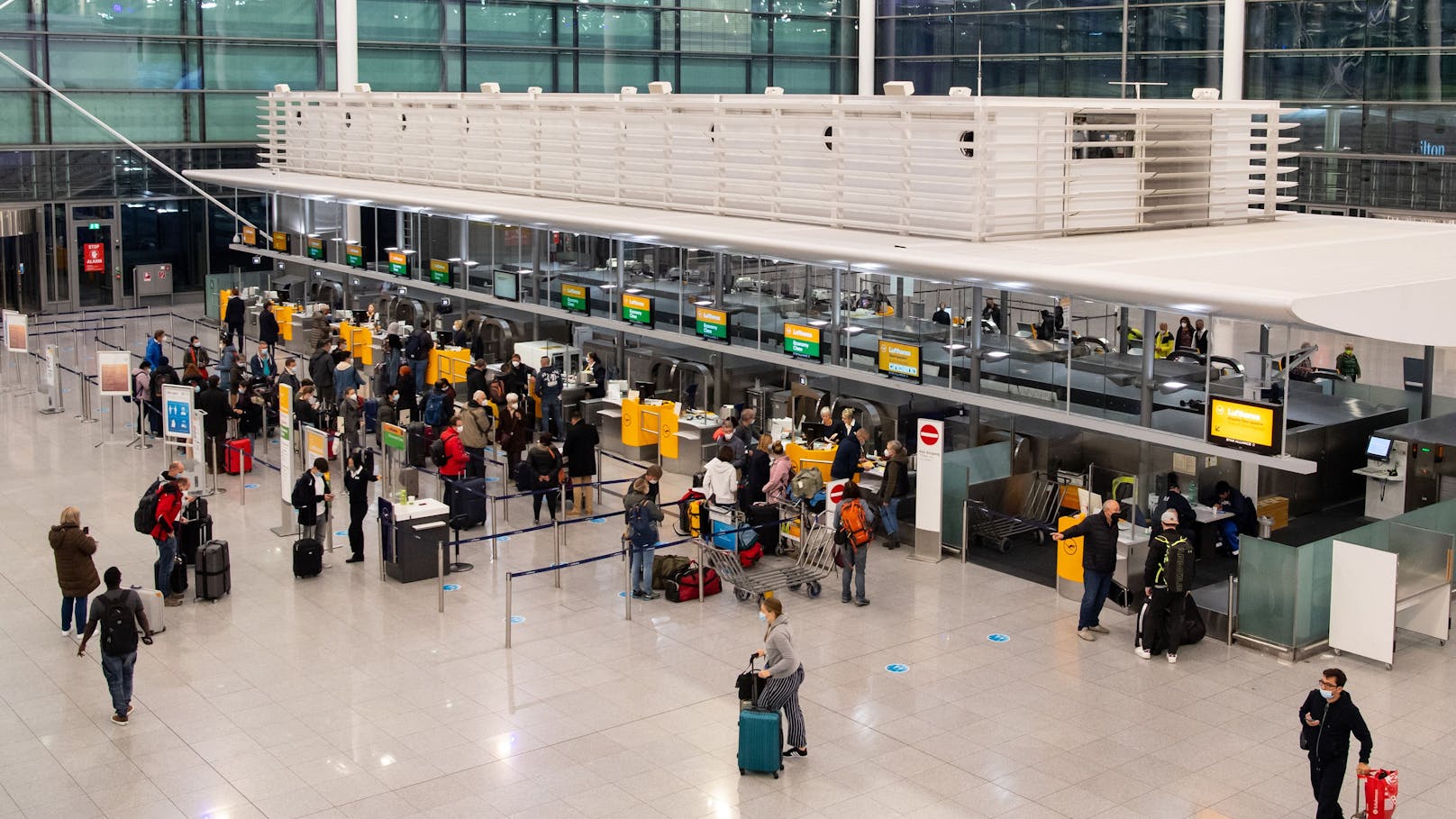 Zwei Reisende, die am 24. November in München landeten, haben sich mit der Omikron-Variante infiziert.