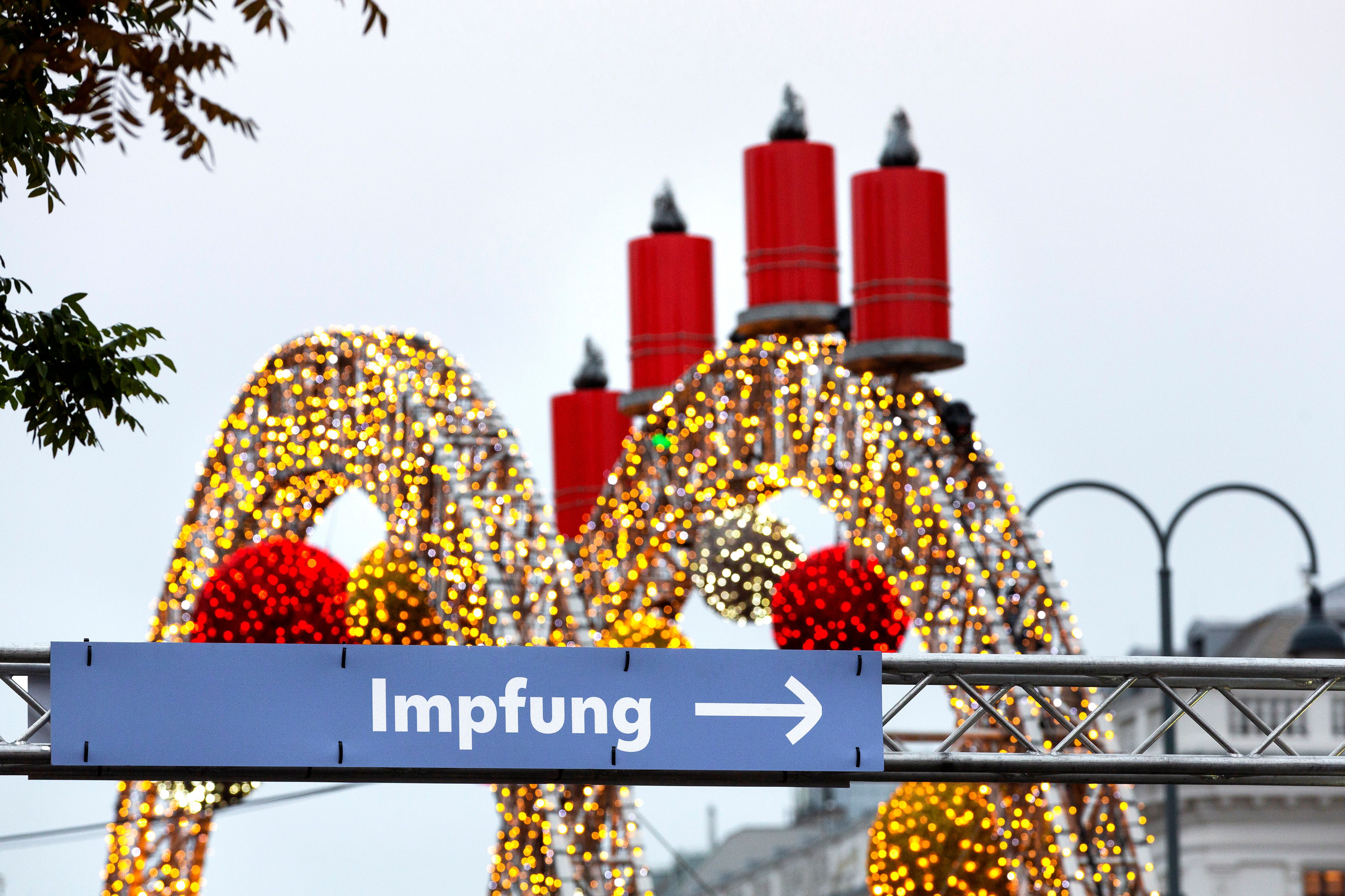 Download von www.picturedesk.com am 27.11.2021 (10:53).  Impfung, Impfbox beim Wiener Christkindlmarkt am Rathausplatz, Wien - 20211122_PD11121 - Rechteinfo: Rights Managed (RM)
