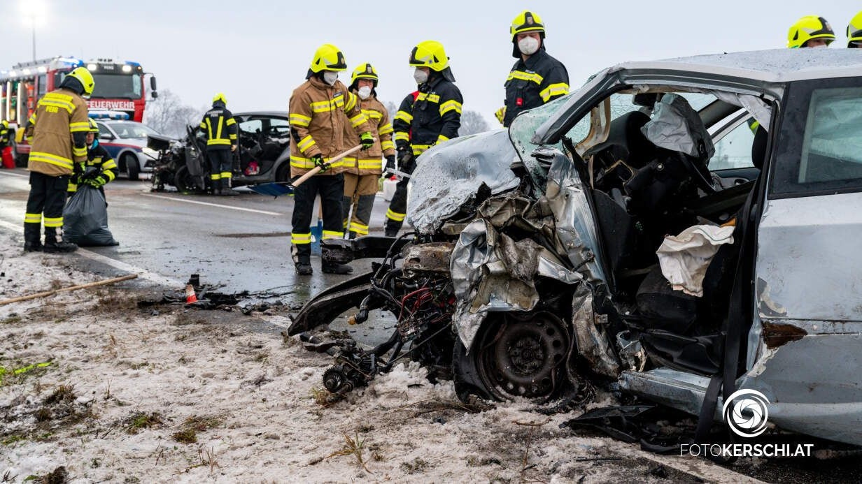 Zeitungszustellerin erlitt bei Unfall tödlich Verletzungen.  Bezirk Perg. Zu einem Verkehrsunfall kam es am Samstag, 27. November kurz vor 6:30 Uhr auf der B3 im Gemeindegebiet von Perg.  Zwei Fahrzeuge kollidierten nahezu frontal. Die Feuerwehren Perg und Schwertberg mussten die Insassen mittels hydraulischen Rettungsgeräts aus den Fahrzeugen befreien. Für die Frau kam jede Hilfe zu spät: Sie erlag noch an der Unfallstelle ihren schweren Verletzungen. Der Lenker des zweiten beteiligten PKWs wurde vom Notarzt in ein Krankenhaus nach Linz gebracht. Die B3 war für mehrere Stunden gesperrt.
