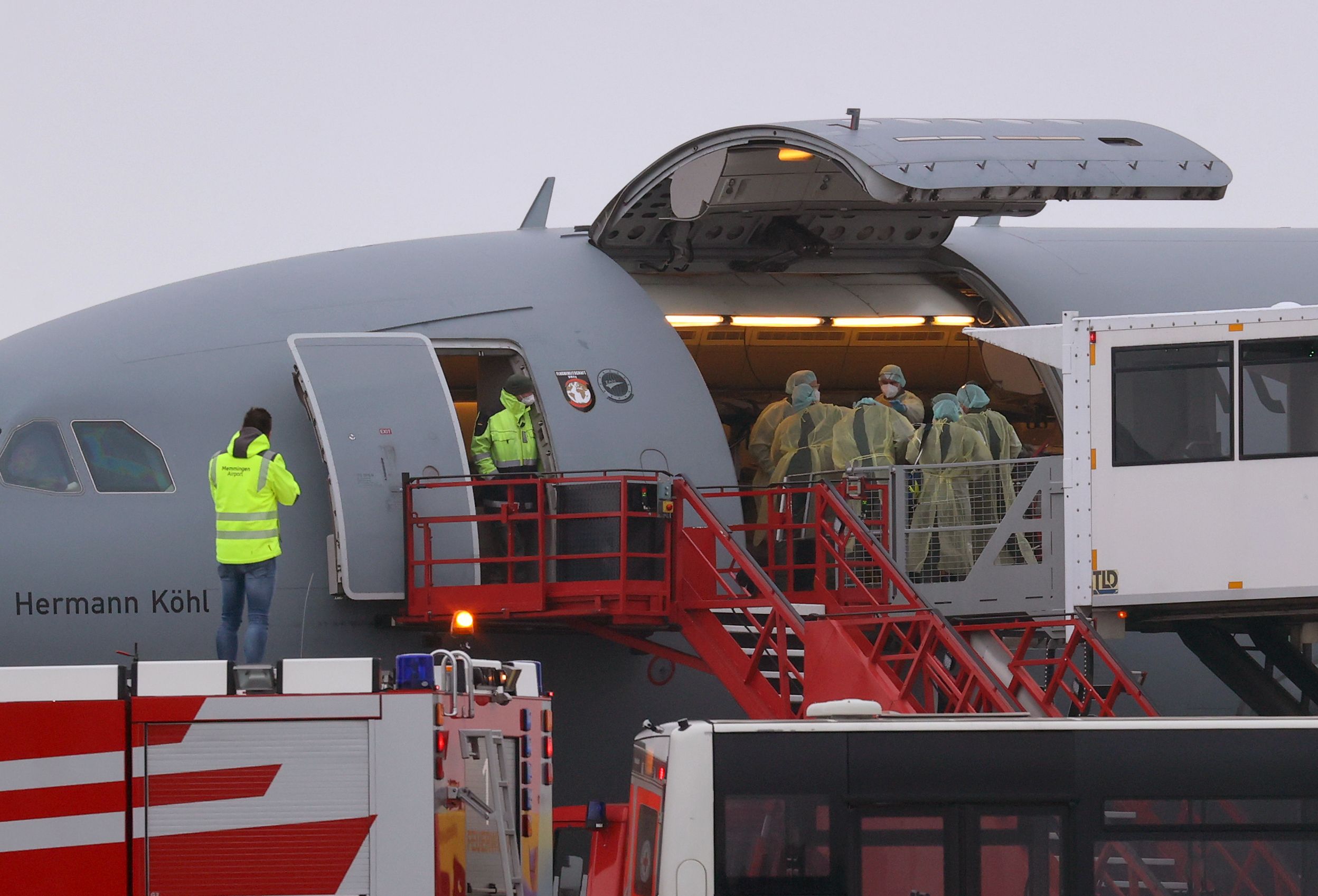 Download von www.picturedesk.com am 27.11.2021 (11:43).  26 November 2021, Bavaria, Memmingen: A patient is taken to a Bundeswehr aircraft at Memmingen airport. In the afternoon, the Bundeswehr transport, as part of the cloverleaf concept, flies Covid 19 patients to the airport in Osnabrück. Photo: Karl-Josef Hildenbrand/dpa - 20211126_PD5645 - Rechteinfo: Rights Managed (RM)