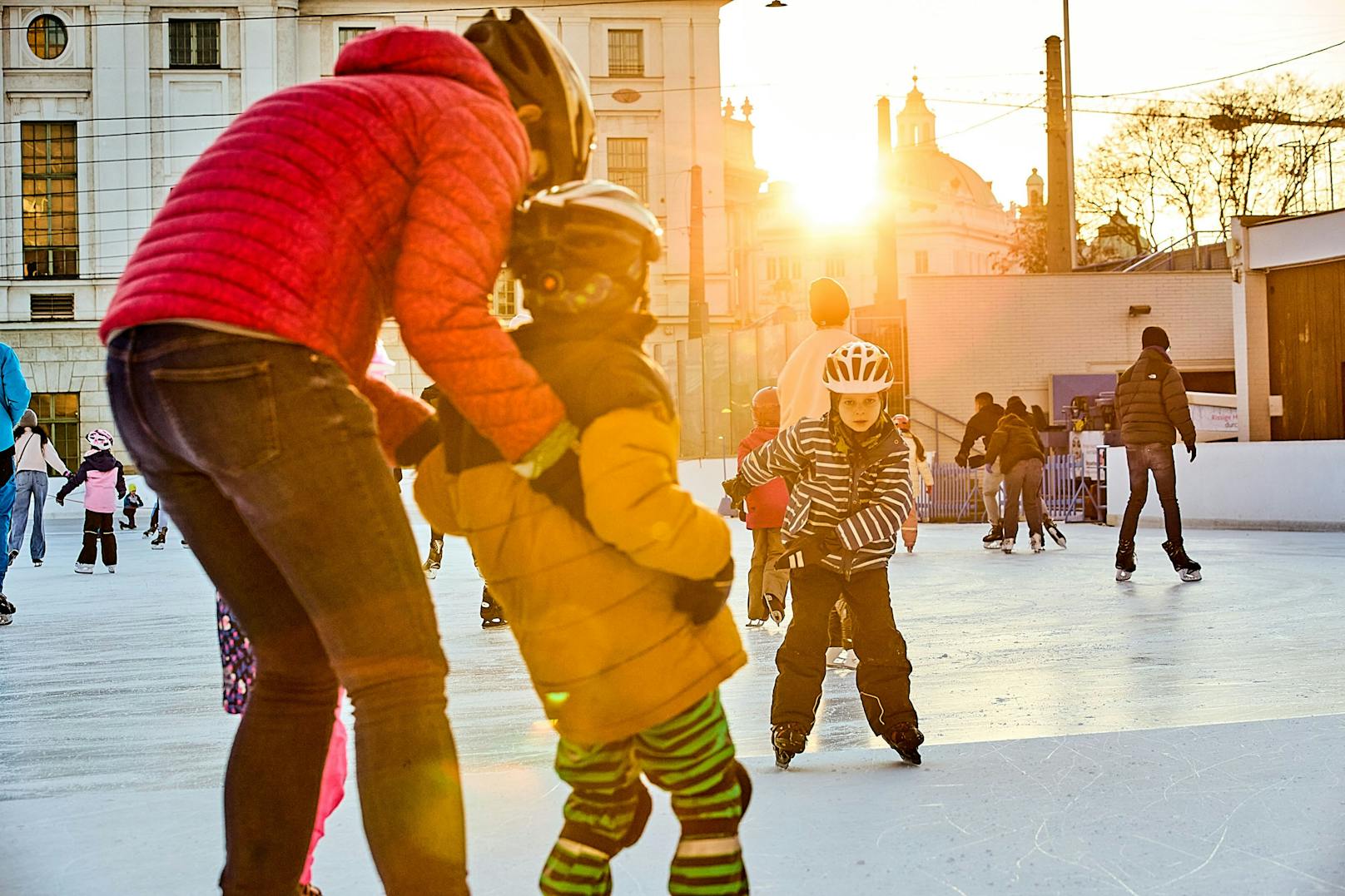 In Wien laden mehrere Plätze Jung und Alt zum Eislaufen ein. Ganz frisch offen ist der Margaretner Eislaufplatz im Bacherpark.