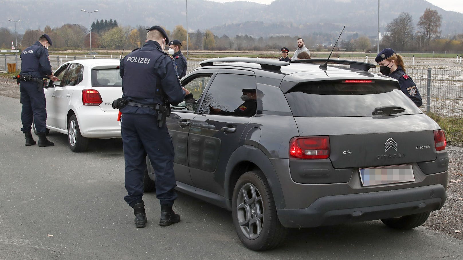 Die Polizei stoppte die Autofahrerin bei einem Grenzübergang.