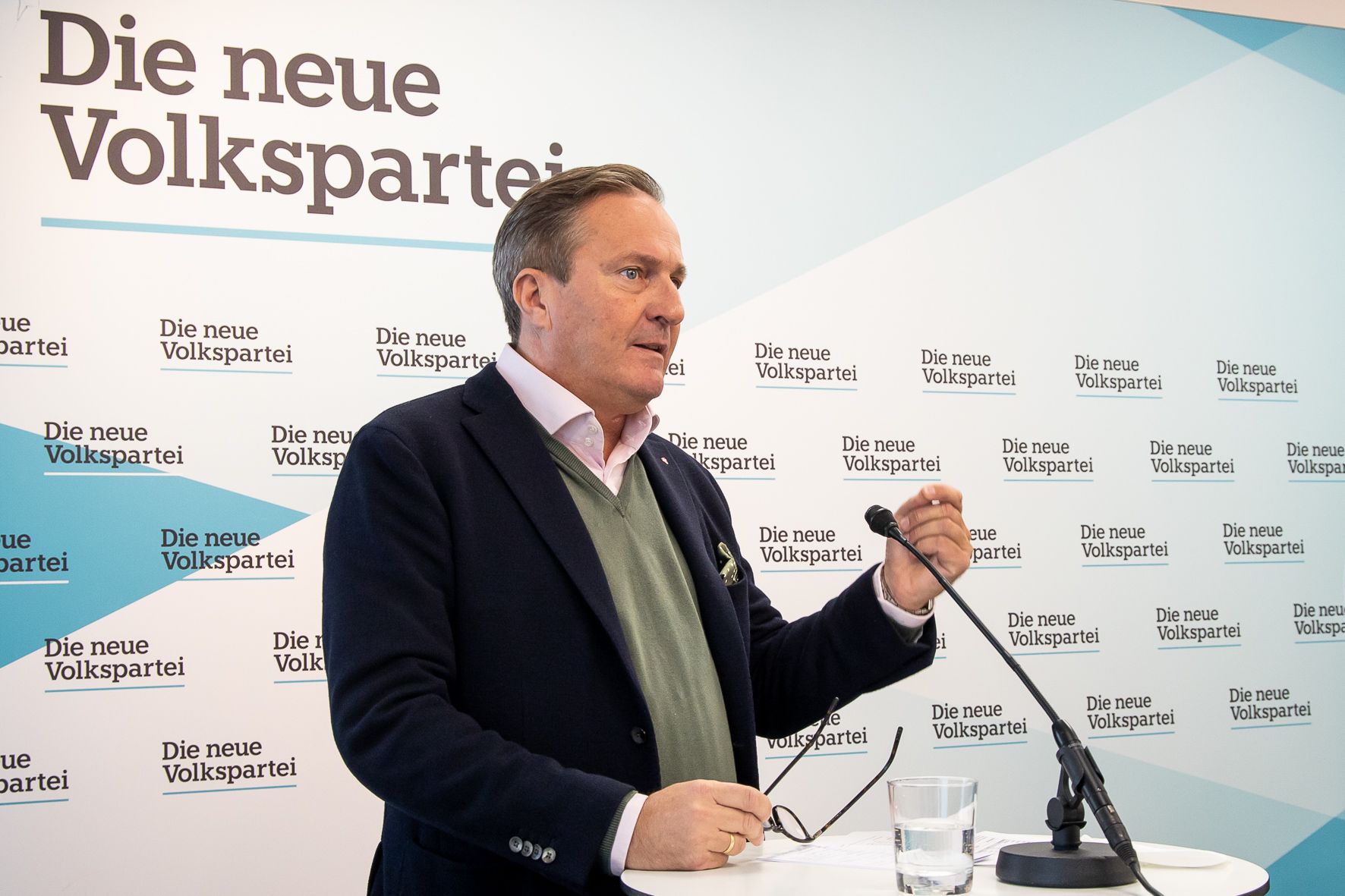 Der Finanzsprecher der ÖVP Wien und 3. Landtagspräsident Manfred Juraczka kritisiert den Schuldenstand der Stadt und erinnert sich an die frühere Finanzstadträtin Renate Brauner (SPÖ) erinnert.