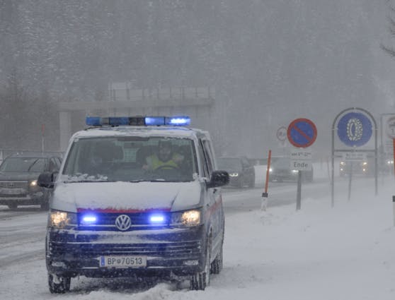 Winterliche Verhältnisse sorgen aktuell für zahlreiche Blaulicht-Einsätze in Österreich. (Symbolbild)