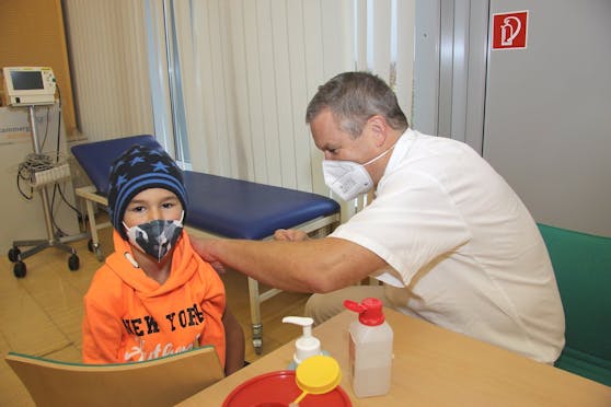 Der ärztliche Leiter des Salzkammgut Klinikums Tilman Königswieser impfte persönlich die Kinder.