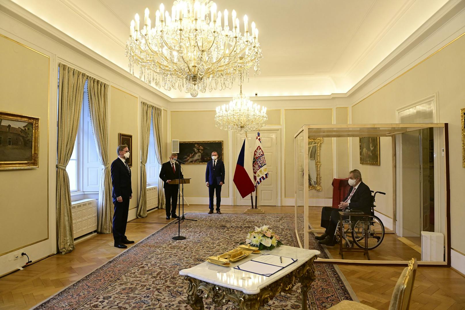 Durch eine Plastikwand getrennt konnte Tschechiens Präsident Milos Zeman trotz Corona-Erkrankung Petr Fiala zum neuen Regierungschef des Landes ernennen.