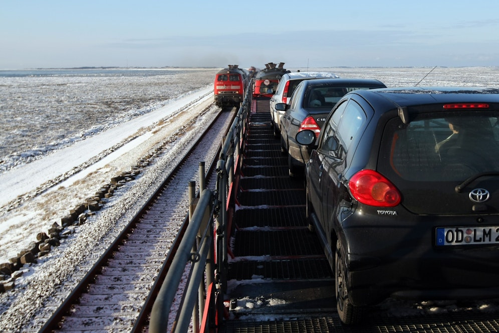 Autozug auf dem Hindenburgdamm der die nordfriesische Insel Sylt mit dem Festland verbindet. Archivbild.