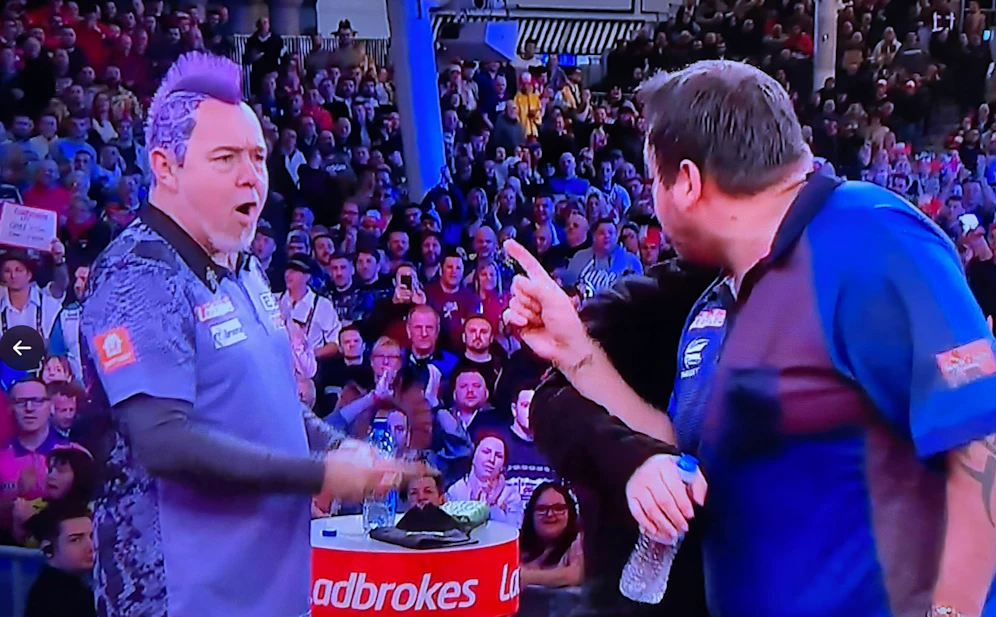 Peter Wright und Adrian Lewis geraten aneinander.