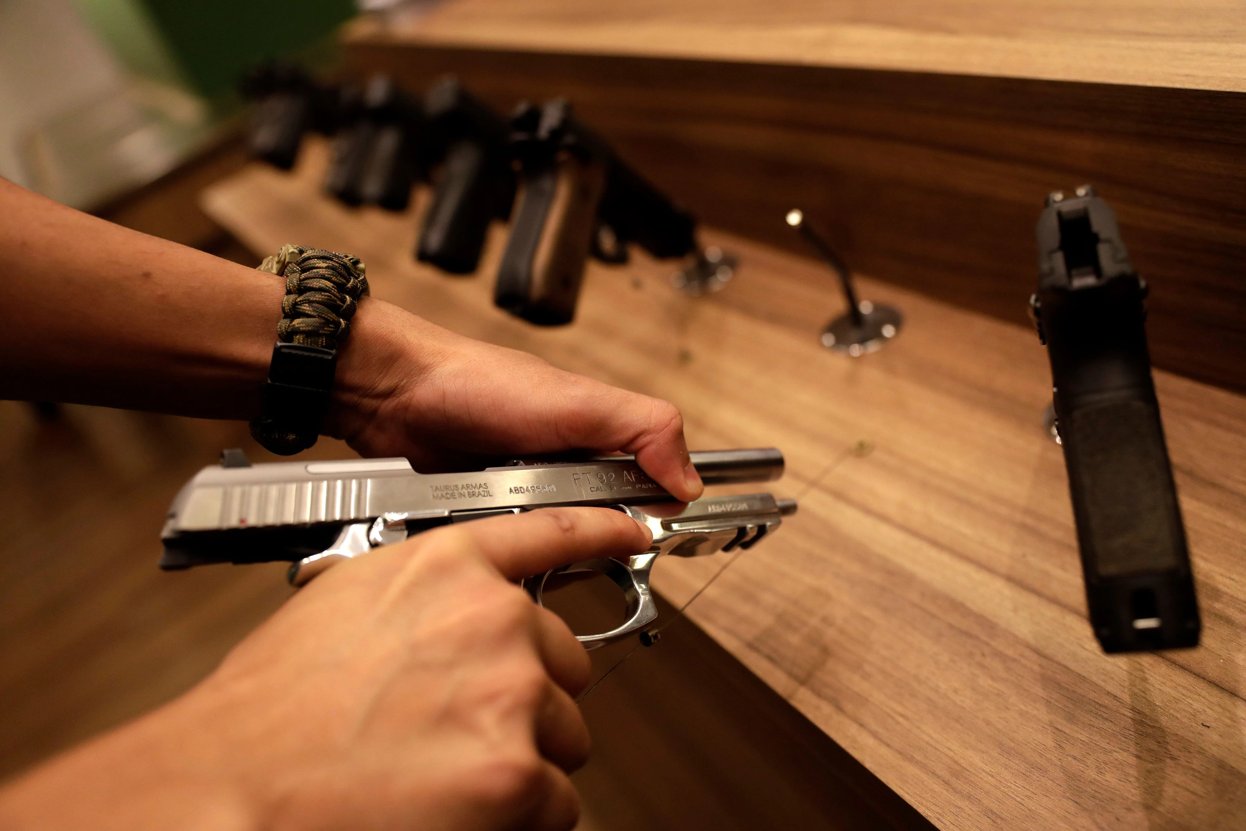 Der Jugendliche soll mit der Waffe hantiert haben, woraufhin sich ein tödlicher Schuss gelöst haben dürfte. Symbolbild.
