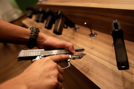 Der Jugendliche soll mit der Waffe hantiert haben, woraufhin sich ein tödlicher Schuss gelöst haben dürfte. Symbolbild.