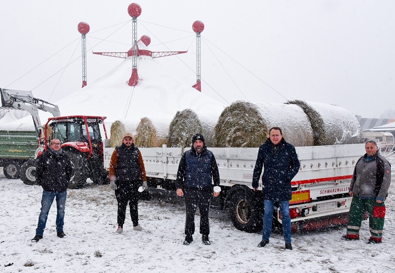 Bürgermeister Matthias Stadler spendete Futter für die Tiere.