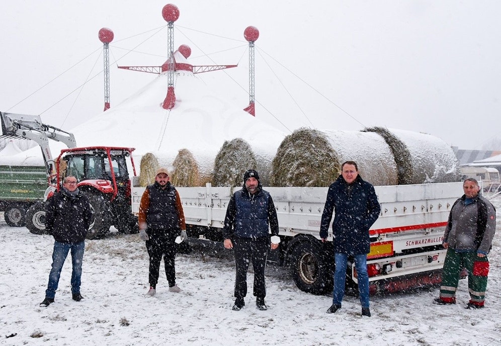 Bürgermeister Matthias Stadler spendete Futter für die Tiere.