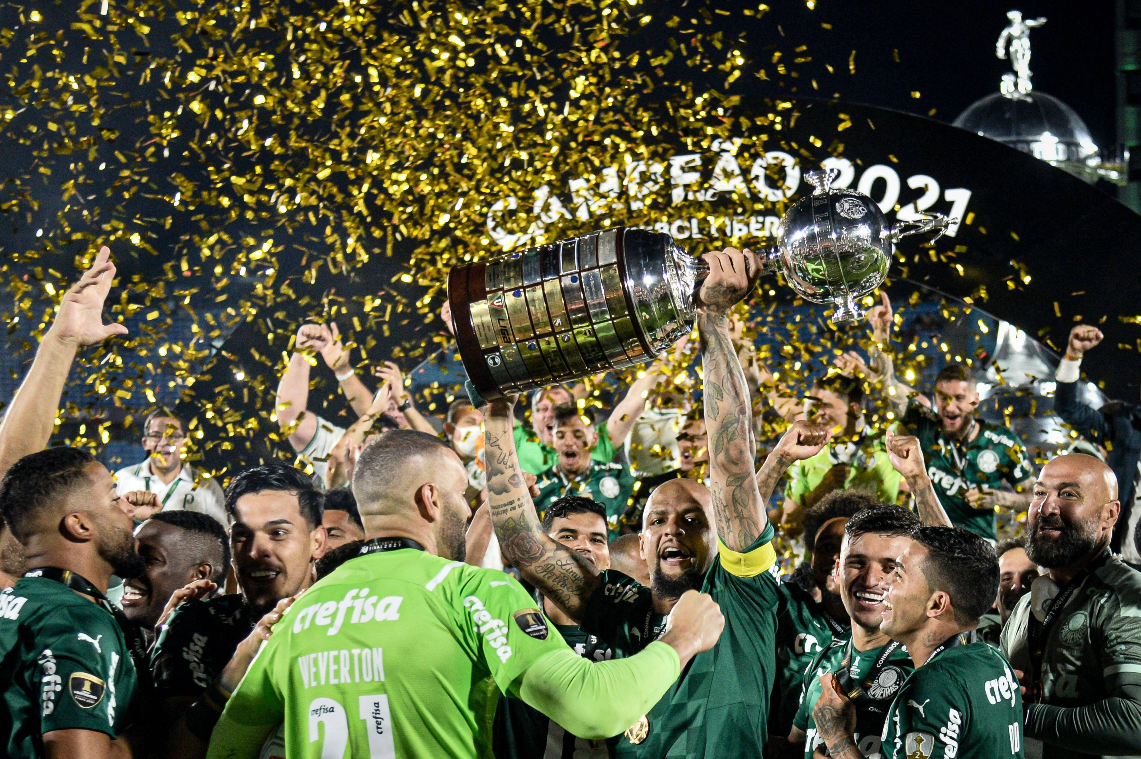 Palmeiras stemmt den Pokal in den Nachthimmel.
