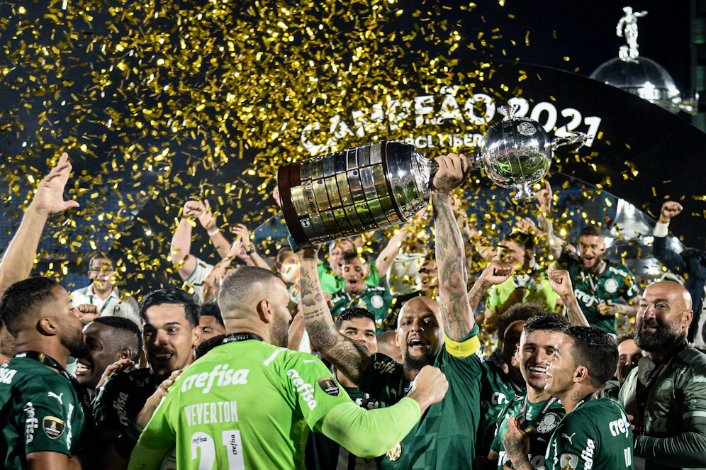 Palmeiras stemmt den Pokal in den Nachthimmel.