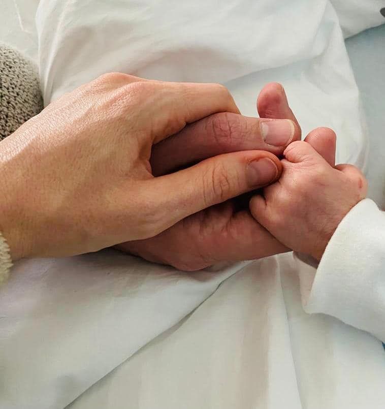 Das erste Foto: Das kleine Händchen gehört Konstantin.