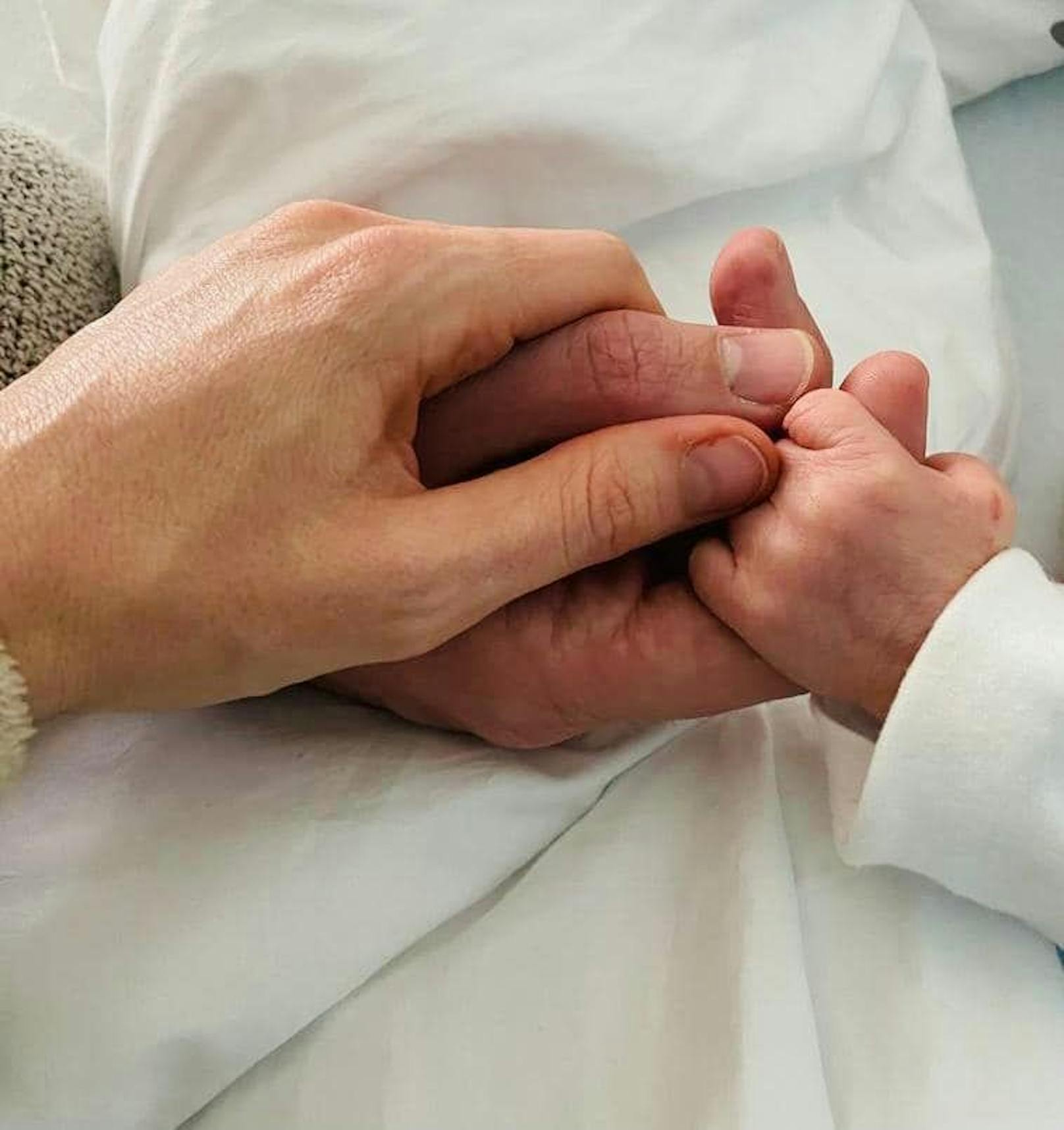 Das erste Foto vom Kurz-Baby: Das kleine Händchen gehört Konstantin.