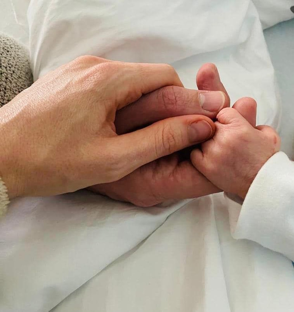 Das erste Foto: Das kleine Händchen gehört Konstantin.