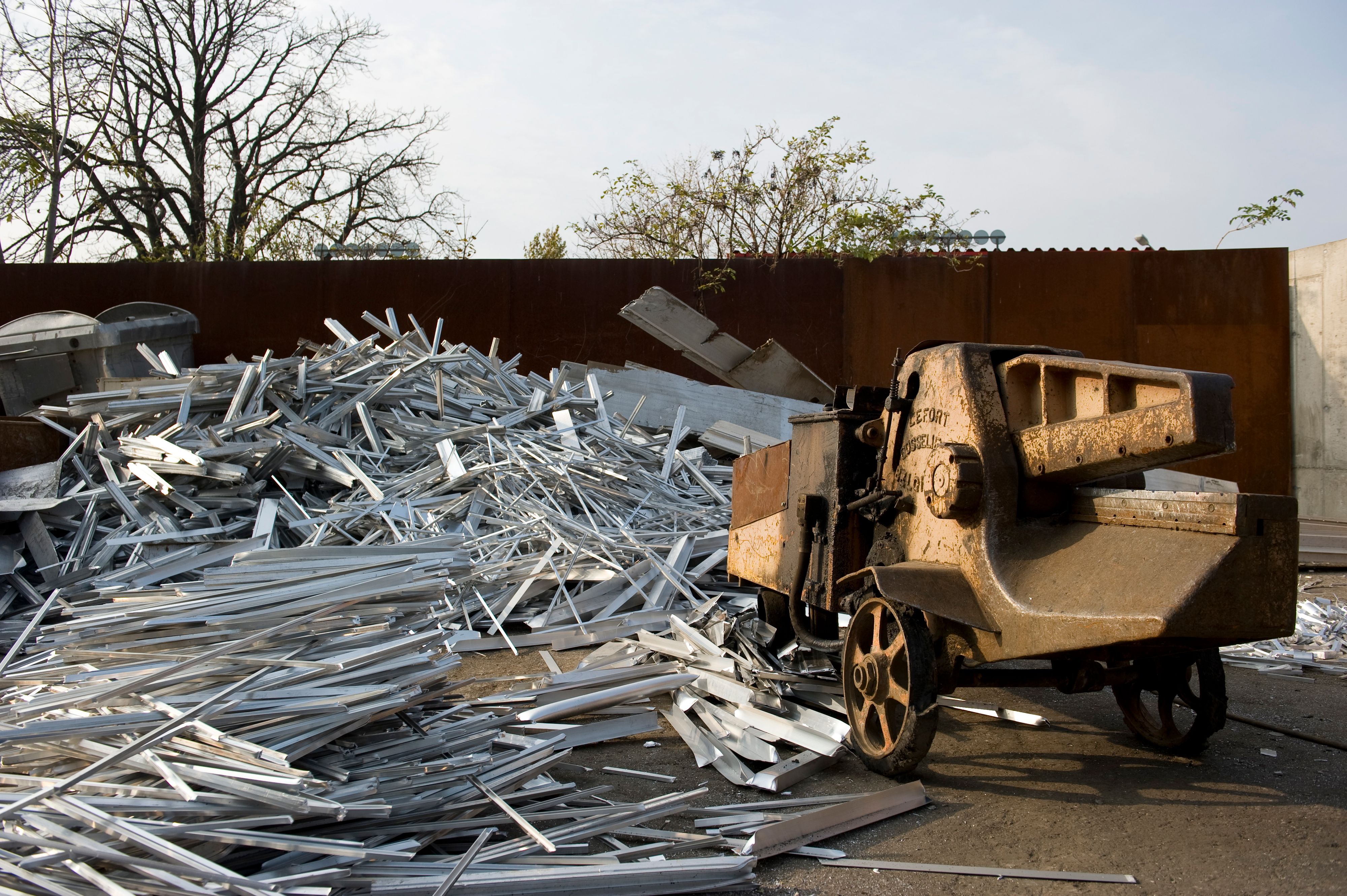 Die Mitarbeiter sollen das Altmetall für die eigene Tasche verkauft haben. Symbolbild. 