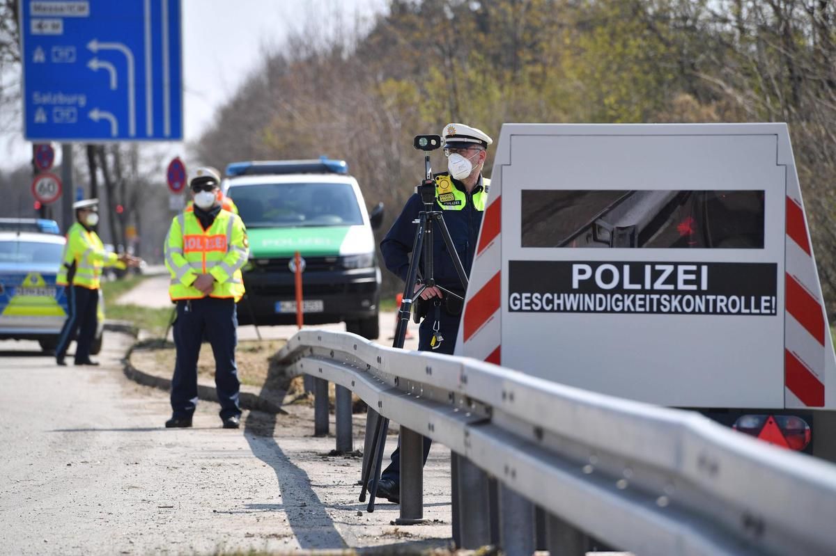 Der junge Mercedes-Fahrer wurde im Rahmen einer Geschwindigkeitskontrolle erwischt.