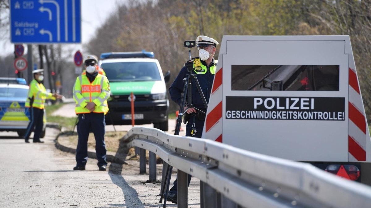 Der junge Mercedes-Fahrer wurde im Rahmen einer Geschwindigkeitskontrolle erwischt.