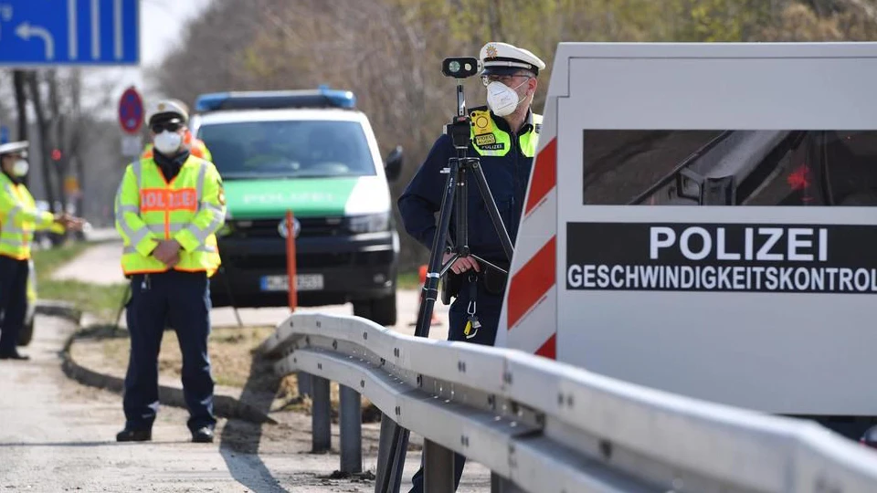Der junge Mercedes-Fahrer wurde im Rahmen einer Geschwindigkeitskontrolle erwischt.