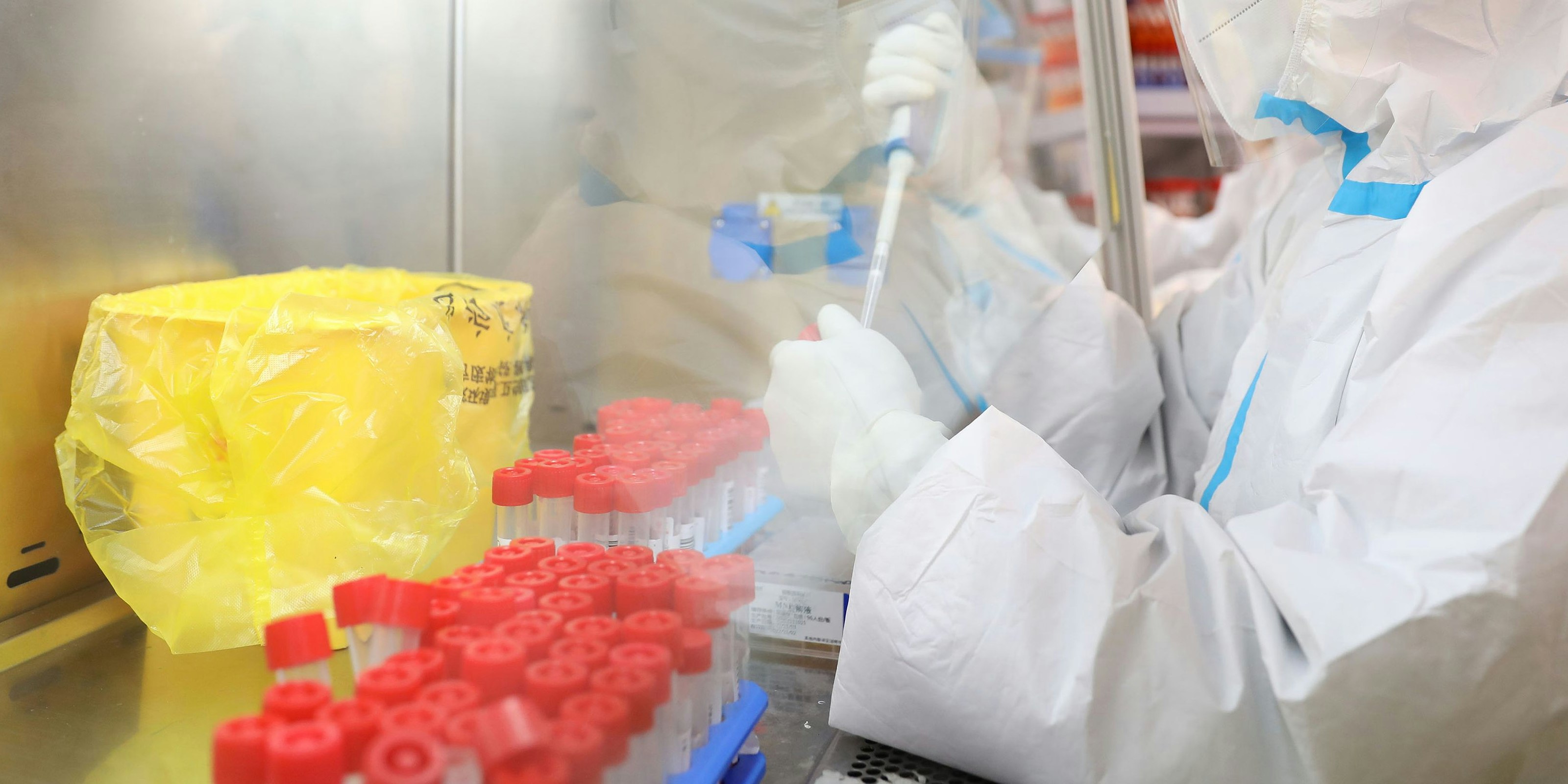 Die WHO stufte die neue Variante als "besorgniserregend" ein. Bereits in mehreren Ländern wurden Omikron-Fälle bekannt.