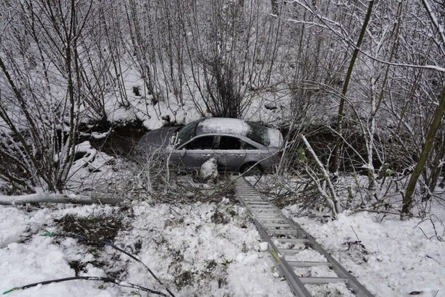 Ein Lenker kam von der Fahrbahn ab und stürzte in den Bach.