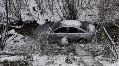 Ein Lenker kam von der Fahrbahn ab und stürzte in den Bach.