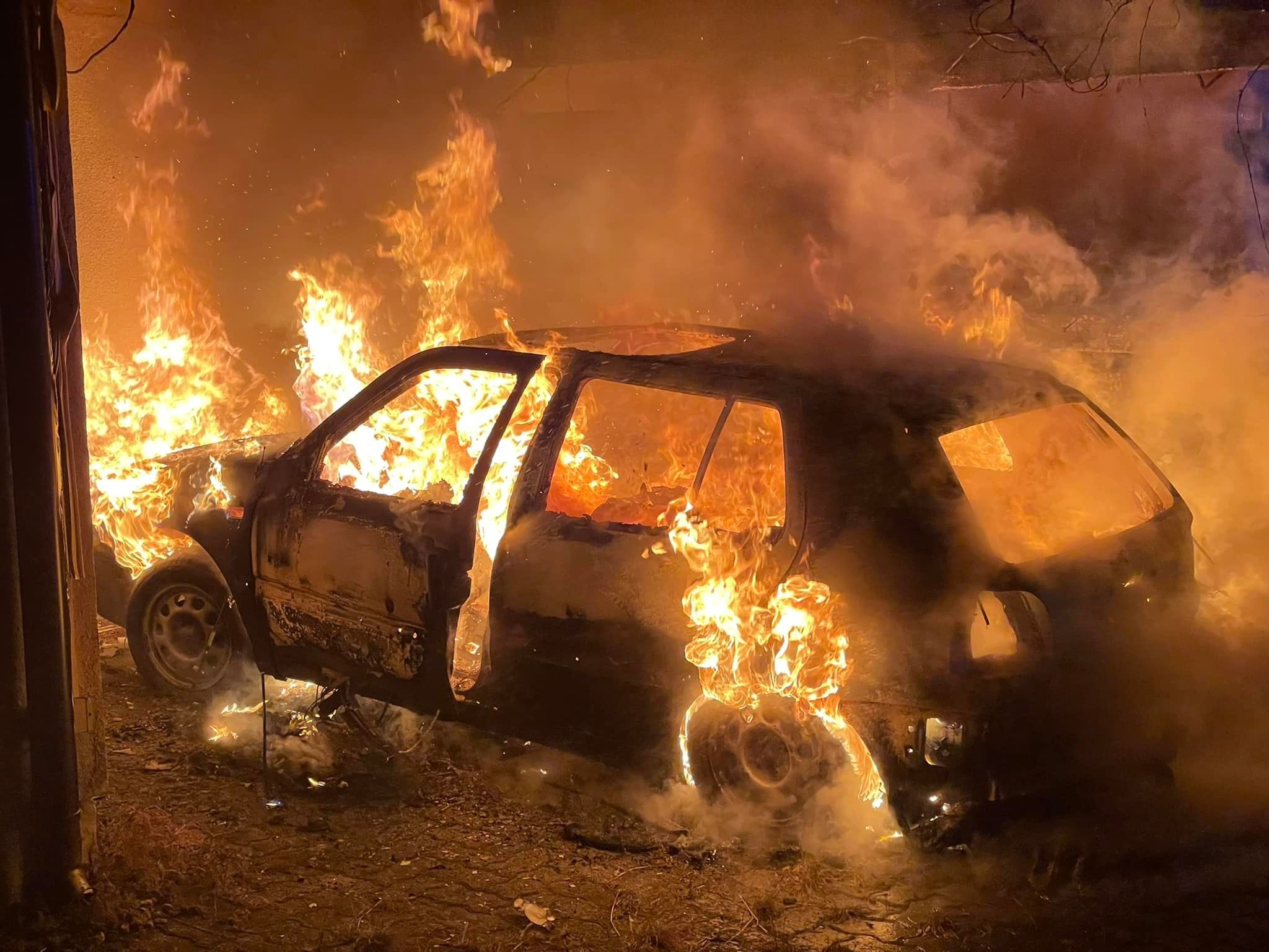 Das Auto brannte komplett aus.