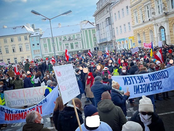 Gegen die Impfpflicht demonstrierten zahlreiche Leute in St. Pölten.