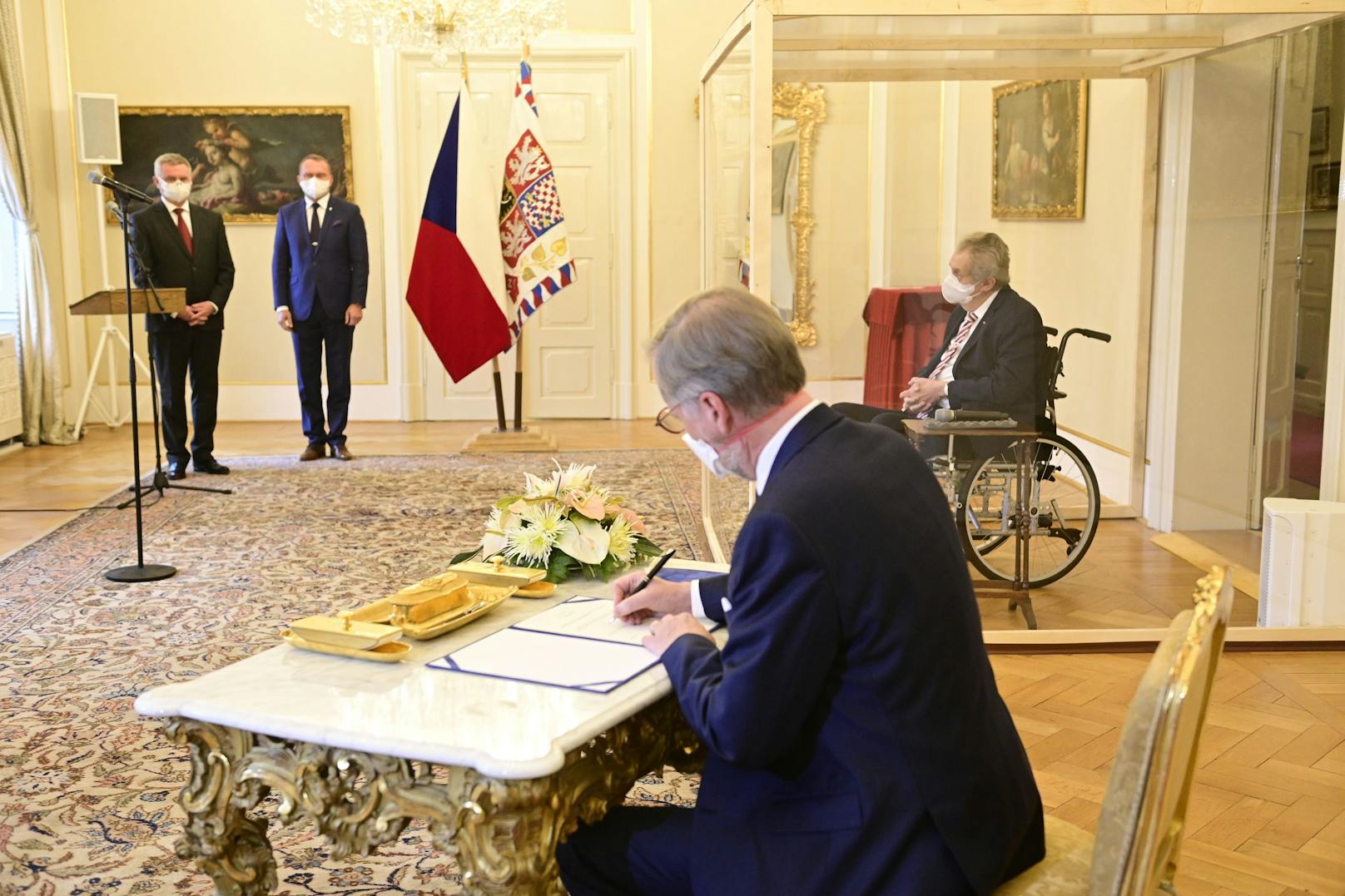 In einer ungewöhnlichen Zeremonie hat Tschechiens Präsident Miloš Zeman den Konservativen Petr Fiala zum neuen Regierungschef des Landes ernannt.