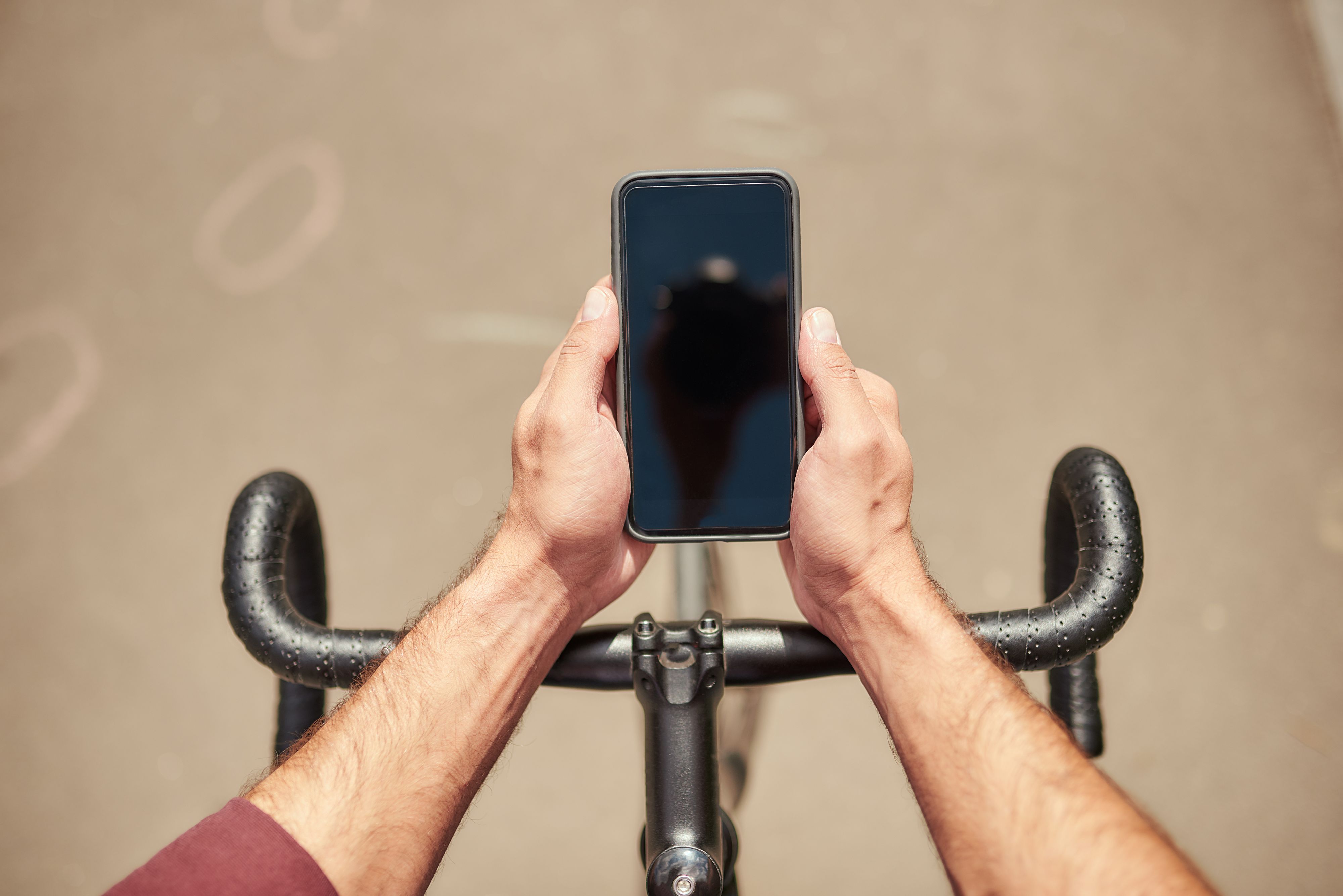 Radfahrer fuhr freihändig und schaute aufs Handy