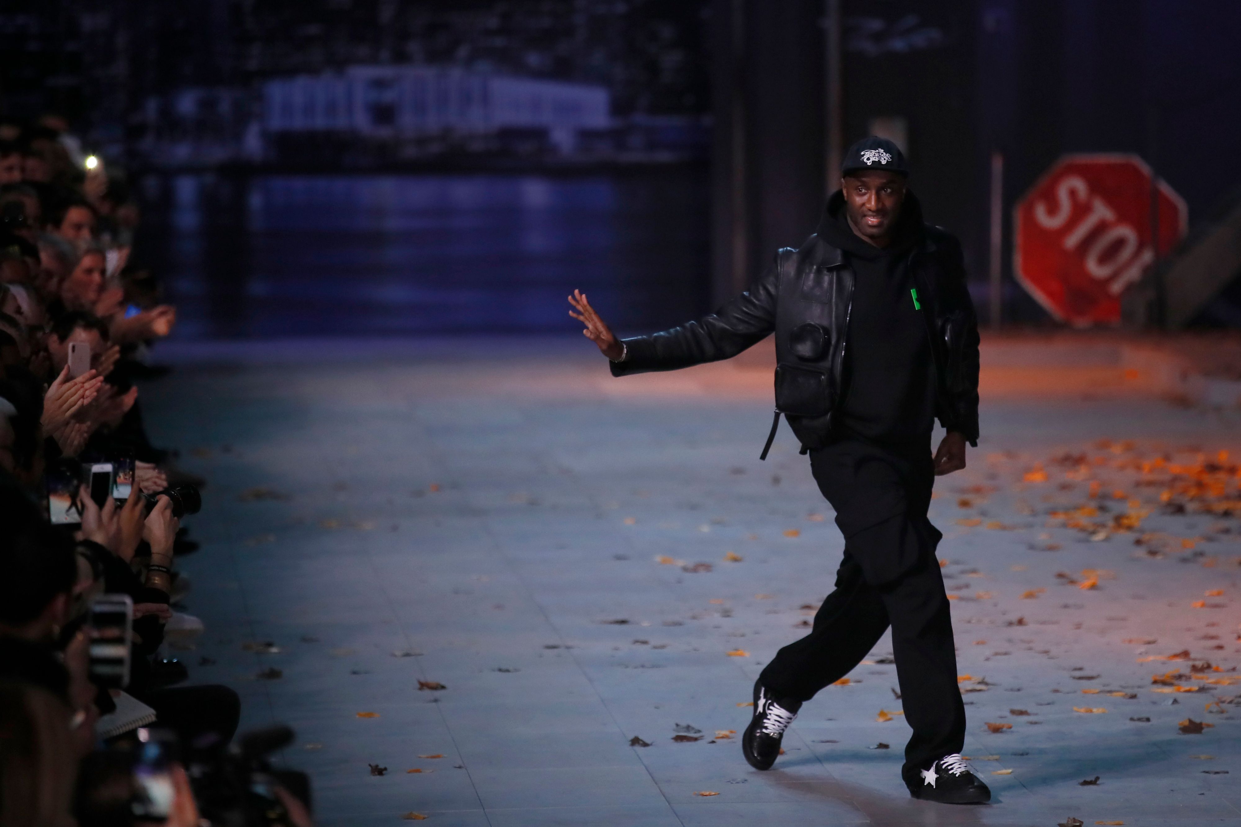 Download von www.picturedesk.com am 28.11.2021 (21:17).  Designer Virgil Abloh accepts applause at the end of the Vuitton men's Fall/Winter 2019/20 fashion collection presented in Paris, Thursday Jan.17, 2019. (AP Photo/Francois Mori) - 20190117_PD5300 - Rechteinfo: Rights Managed (RM)