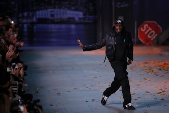 Kurz vor der Spin-Off Show von Louis Vuitton in Miami verstarb Modedesigner Virgil Abloh mit 41 Jahren an Krebs. Posthum wurde er in der Show mit dem Titel "Virgil was here" geehrt.&nbsp;
